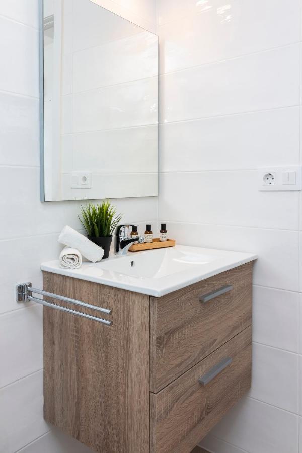 Homeforguest Modern And Recently Renovated Apartment In Arona Arona  Exterior foto